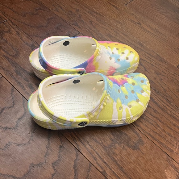 Pre-owned Youth tie-dye Crocs size J6 - Picture 2 of 5